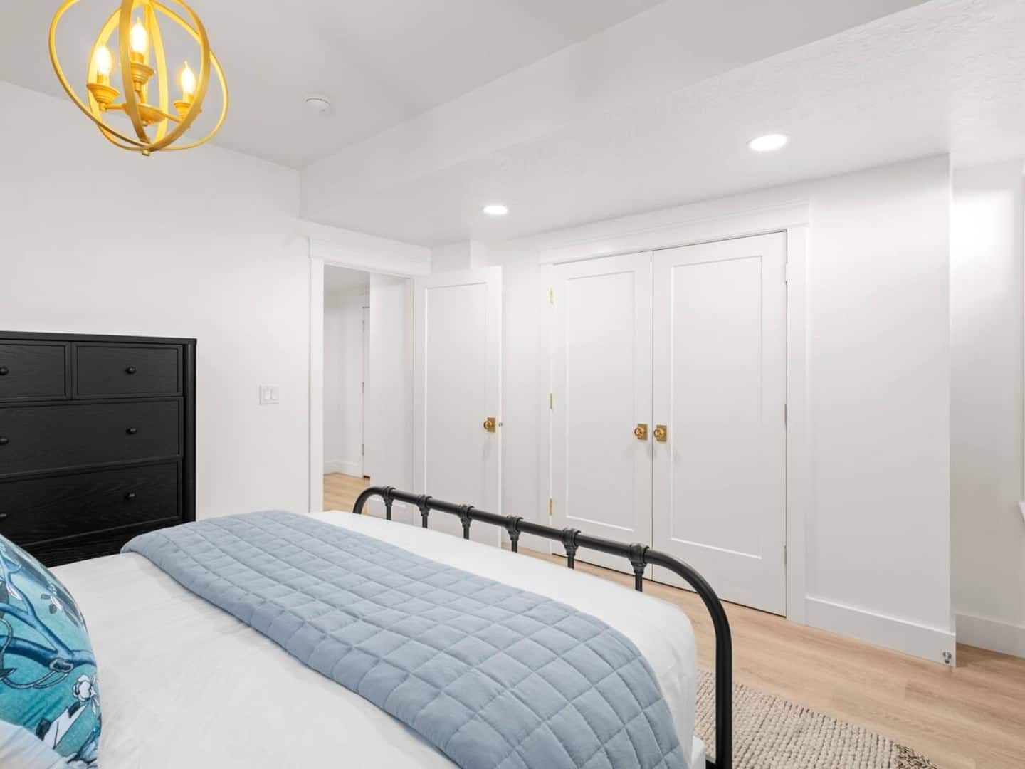 Queen Bedroom 4 - Guesthouse